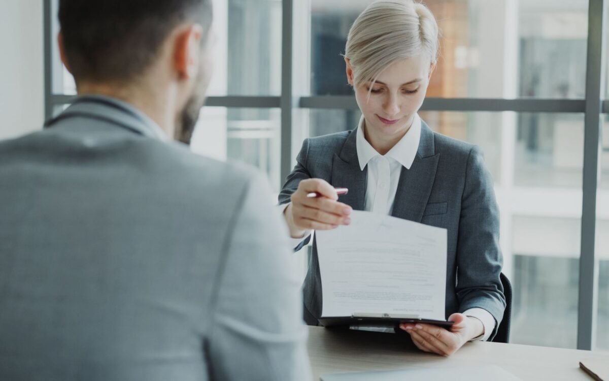 Profissionais de negócios analisando um contrato em um moderno escritório