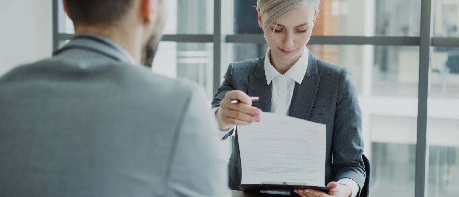 Profissionais de negócios analisando um contrato em um moderno escritório
